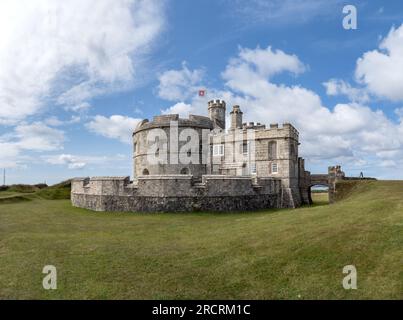 PENDENNIS CASTLE, FALMOUTH, CORNWALL, GROSSBRITANNIEN - 5. JULI 2023. Ein Landschaftsblick auf die Festung und bleiben Sie am Pendennis Castle, Falmouth Stockfoto