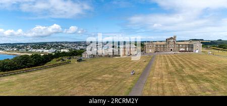 PENDENNIS CASTLE, FALMOUTH, CORNWALL, GROSSBRITANNIEN - 5. JULI 2023. Panorama-Landschaft der Kaserne am Pendennis Castle in Cornwall mit Falmouth in Stockfoto