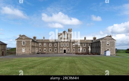 PENDENNIS CASTLE, FALMOUTH, CORNWALL, GROSSBRITANNIEN - 5. JULI 2023. Panorama-Landschaft der Kaserne am Pendennis Castle in Cornwall mit Falmouth in Stockfoto