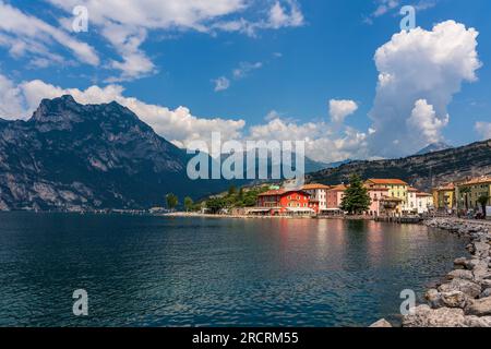 Panoramablick auf die Altstadt von Torbole am Gardasee in Italien. Stockfoto