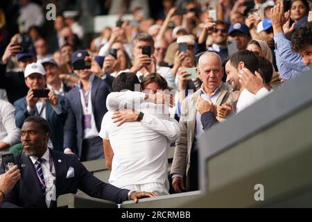 Carlos Alcaraz feiert den Sieg mit seinem Trainer Juan Carlos Ferrero nach dem Finale der Gentlemen's Singles am 14. Tag der Wimbledon Championships 2023 im All England Lawn Tennis and Croquet Club in Wimbledon. Foto: Sonntag, 16. Juli 2023. Stockfoto