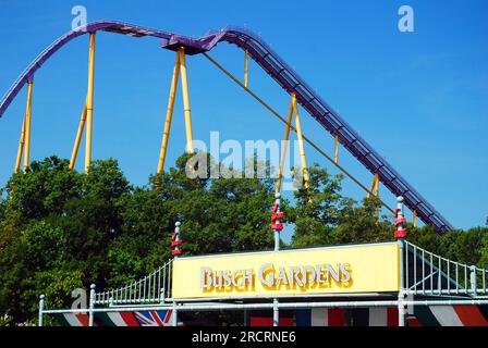 An einem sonnigen Sommerurlaubtag ragt eine große Achterbahn über dem Eingang der Busch Gardens in Virginia Stockfoto