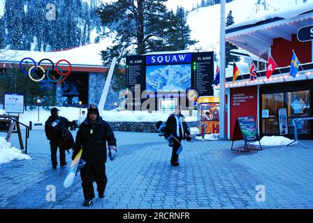 Skifahrer und Snowboarder kehren vom Berg zurück und verbringen einen Tag mit Wintersport auf den Pisten im Olympic Valley, ehemals Squaw Valley, Kalifornien Stockfoto