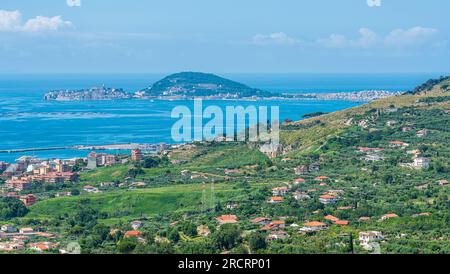 Panoramablick auf den Golf von Geata von Maranola, einem kleinen Dorf in der Provinz Latina, Latium, Zentralitalien. Stockfoto