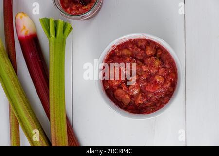 Hausgemachte Rhabarbermarmelade auf weißem Hintergrund Stockfoto