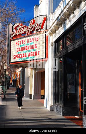 Ein erwachsener Mann läuft unter einem Festzelt eines Kinos und zeigt klassische Hollywood-Filme im Zentrum von Palo Alto, Kalifornien Stockfoto