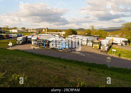 Marchaux-Chaudefontaine, Frankreich - 25. April 2023: Parken von Lastwagen mit verschiedenen Gütern. Stockfoto