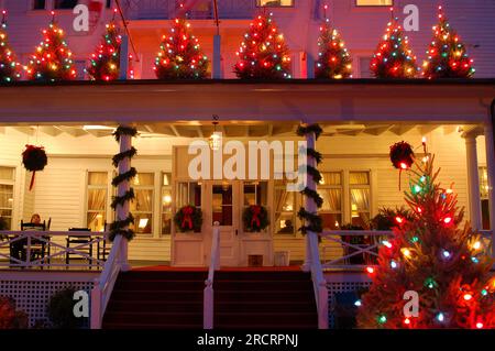 Ein historisches Gasthaus ist für die Weihnachtszeit mit Lichtern und Heiligkeit in New England dekoriert Stockfoto