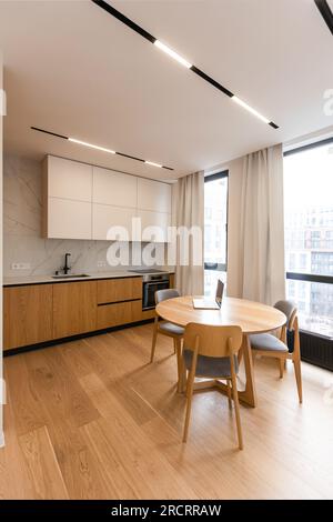 Immobilien Luxury Innendesign Pool Villa im Küchenbereich und Einbaumöbel Stockfoto