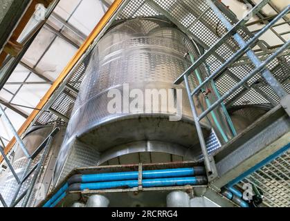 Großer Edelstahltank, der bei der Weinbereitung verwendet wird. Stockfoto