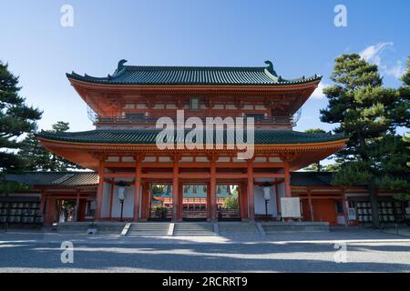 Otenmon Haupttor-Tempel des Heian Jingu shinto-Schreins in Kyoto, Japan bei einem Luxusurlaub als Tourist Stockfoto