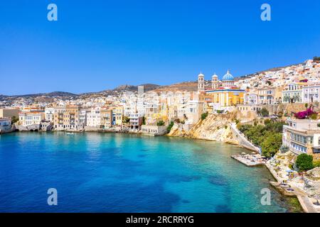 Panoramablick auf Ermoupoli und Ano Syra Städte auf Syros Insel, Kykladen Inseln, Griechenland, Europa. Stockfoto