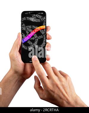 Berlin Deutschland Juli 6 2023 Threads Anwendungsoberfläche auf Mobiltelefonbildschirm in Händen isoliert auf Weiß. Stockfoto