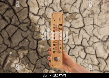Ein trockener Boden mit großen Rissen Stockfoto