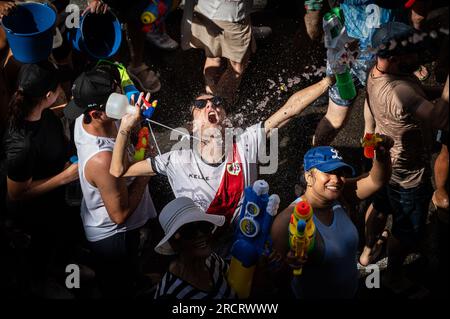 Madrid, Spanien. 16. Juli 2023. Feierliche Teilnehmer nehmen an der jährlichen Wasserschlacht im Sommer Teil, die in der Nachbarschaft Vallecas gefeiert wird. Viele Tausend Menschen haben in diesem Jahr an dem Wasserkampf „Batalla Naval“ (Marineschlacht) teilgenommen, der mit einer Hitzewelle zusammenfiel. Kredit: Marcos del Mazo/Alamy Live News Stockfoto