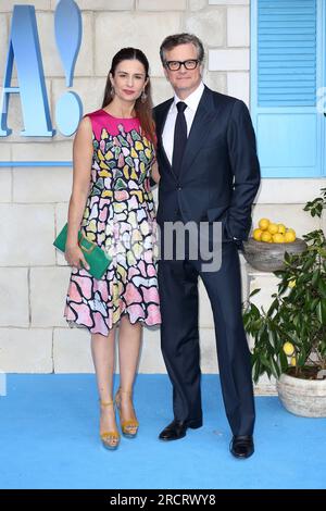 Livia Giuggioli und Colin Firth nehmen an der britischen Premiere von „Mamma Mia! Hier geht's wieder" im Eventim Apollo in London. Stockfoto