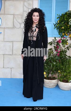 Cher besucht die britische Premiere von „Mamma Mia! Hier geht's wieder" im Eventim Apollo in London. Stockfoto