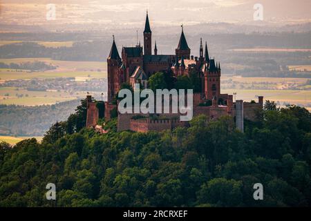 Panoramablick auf das Schloss Hohenzollern in Deutschland. Stockfoto