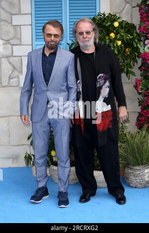 Bjorn Ulvaeus und Benny Andersson (ABBA) nehmen an der britischen Premiere von „Mamma Mia! Hier geht's wieder" im Eventim Apollo in London. Stockfoto