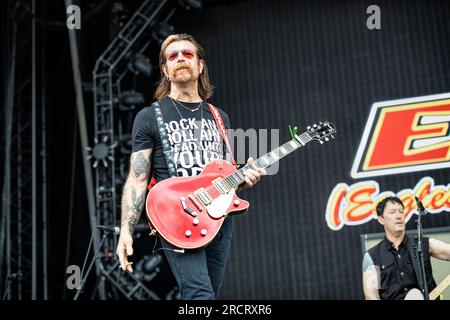 Tonsberg, Norwegen. 15., Juli 2023. Die amerikanische Rockband Eagles of Death Metal spielt ein Live-Konzert in Kaldnes Vest in Tonsberg. Hier sehen Sie den Sänger und Musiker Jesse Hughes live auf der Bühne. (Foto: Gonzales Photo - Terje Dokken). Stockfoto