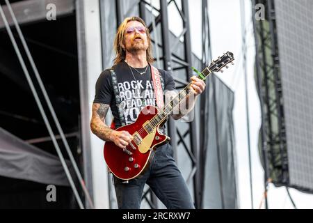 Tonsberg, Norwegen. 15., Juli 2023. Die amerikanische Rockband Eagles of Death Metal spielt ein Live-Konzert in Kaldnes Vest in Tonsberg. Hier sehen Sie den Sänger und Musiker Jesse Hughes live auf der Bühne. (Foto: Gonzales Photo - Terje Dokken). Stockfoto