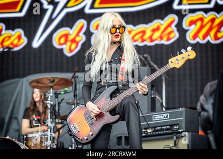 Tonsberg, Norwegen. 15., Juli 2023. Die amerikanische Rockband Eagles of Death Metal spielt ein Live-Konzert in Kaldnes Vest in Tonsberg. Hier wird die Bassspielerin Jennie Vee live auf der Bühne gesehen. (Foto: Gonzales Photo - Terje Dokken). Stockfoto