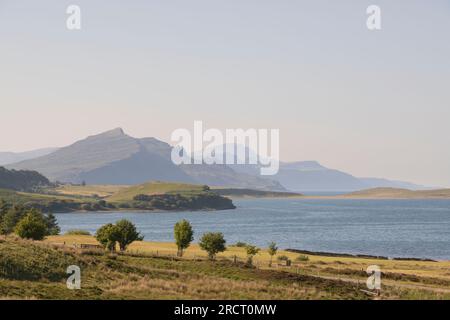 Blick nach Norden vom Isle of Skye Golf Club über Loch Sligachan in Richtung Storr und Quiraing auf der Trotternish Halbinsel an einem gefährlichen Nachmittag Stockfoto