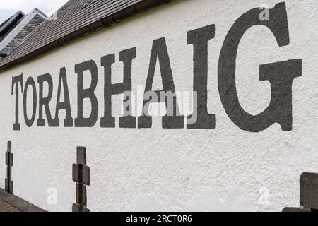 Der Name „Torabhaig“ auf der Seite der Whisky-Destillerie im Teangue auf der Isle of Skye Stockfoto