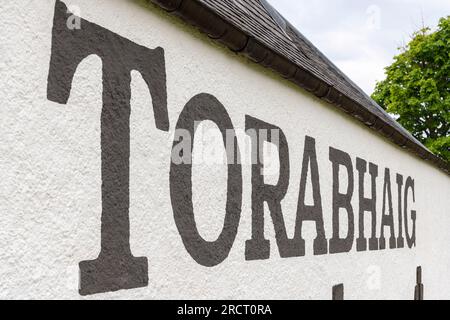 Der Name „Torabhaig“ auf der Seite der Whisky-Destillerie im Teangue auf der Isle of Skye Stockfoto