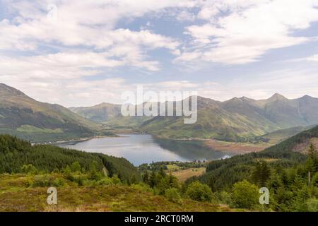 Panoramablick auf die Shiel Bridge, Invershiel und die Berge rund um den Kopf des Loch Duich vom Aussichtspunkt Mam Ratagan Stockfoto