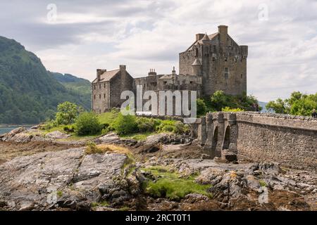 Sonnenschein auf dem Eilean Donan Castle und dem Causeway zur Insel auf Loch Duich bei Low Tide im Sommer Stockfoto