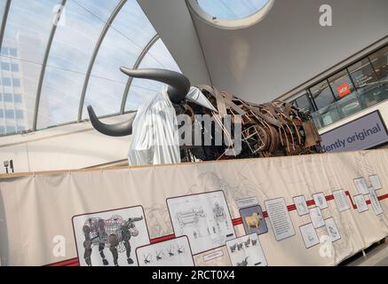 Birmingham Raging Bull Ozzy hinter Cover in der New Street Grand Central Station Stockfoto