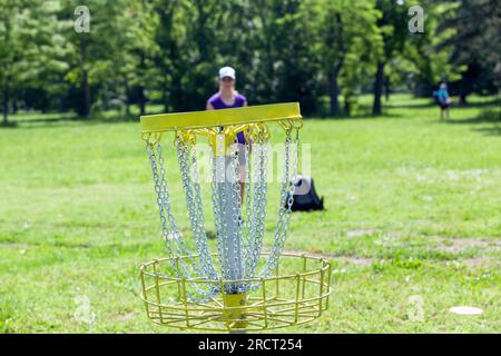 Junge Frau spielt fliegende Scheibe Sport-Spiel im Park Stockfoto