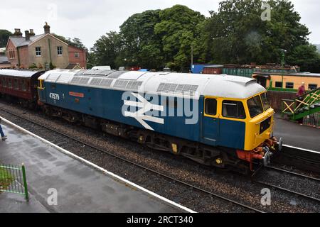 Brush Diesel Locomotive 47579 an der Ropley Station an der Watercress Line | 14. Juli 2023 Stockfoto