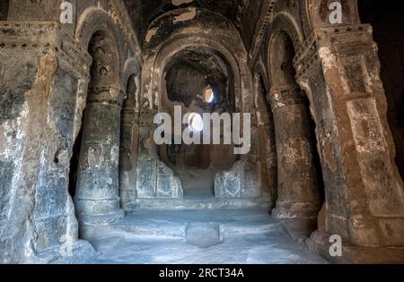 Die Basilika-Kirche oder Kathedrale im oberen Innenhof der Burgklosterkirche in Selime in der kappadokischen Region Turkiye. Stockfoto