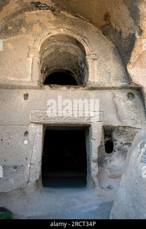 Eine detaillierte Steinschnitzerei befindet sich über einer Tür bei den Ruinen der Burgklosterkirche in Selime in der kappadokischen Region Turkiye. Stockfoto