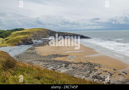 Blick auf Dunraven Bay (auch bekannt als Southerndown Beach) und seine Kieselsteine, Sandstrände und Klippen an der Glamorgan Heritage Coast. Die Flut kommt. Stockfoto