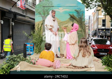 London, Großbritannien. 16. Juli 2023 Londons italienische Gemeinde bei der jährlichen religiösen Prozession unserer Lieben Frau vom Berg Carmel, beginnend bei der italienischen Kirche St. Peter und dann um die Straßen von Clerkenwell. Die Prozession durch die Straßen von Clerkenwell umfasst Musiker, Ikonen, religiöse Statuen und Festwagen mit Tableaux, die biblische Szenen zeigen. Kredit: Waldemar Sikora / Alamy Live News Stockfoto