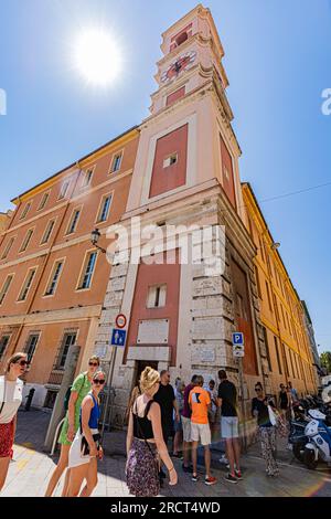 Schön und charmant im Hochsommer in brennender Hitze. Nice et ses charmes en plein coeur de l'été sous une chaleur caniculaire. Stockfoto