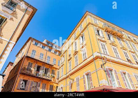 Schön und charmant im Hochsommer in brennender Hitze. Nice et ses charmes en plein coeur de l'été sous une chaleur caniculaire. Stockfoto