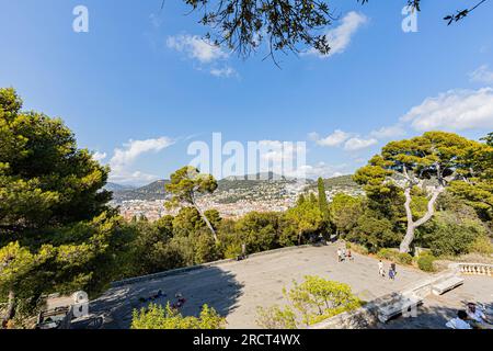 Schön und charmant im Hochsommer in brennender Hitze. Nice et ses charmes en plein coeur de l'été sous une chaleur caniculaire. Stockfoto