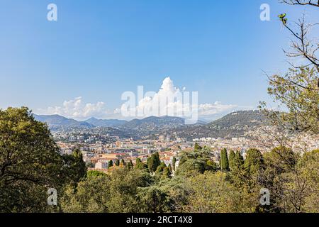 Schön und charmant im Hochsommer in brennender Hitze. Nice et ses charmes en plein coeur de l'été sous une chaleur caniculaire. Stockfoto