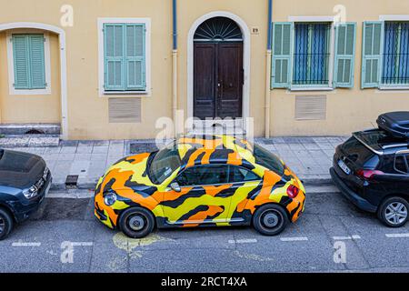 Schön und charmant im Hochsommer in brennender Hitze. Nice et ses charmes en plein coeur de l'été sous une chaleur caniculaire. Stockfoto