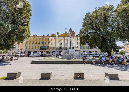 Schön und charmant im Hochsommer in brennender Hitze. Nice et ses charmes en plein coeur de l'été sous une chaleur caniculaire. Stockfoto