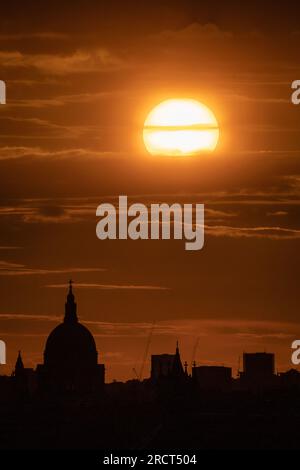 London, Großbritannien. 16. Juli 2023 Wetter in Großbritannien: Dramatischer Sonnenuntergang über St. Paul's Cathedral vor einem Regensturm in der Stadt. Kredit: Guy Corbishley/Alamy Live News Stockfoto
