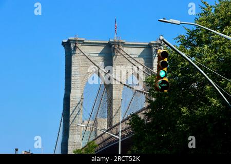 Die berühmte Brooklyn Bridge verbindet Brooklyn und Manhattan in New York City. Stockfoto