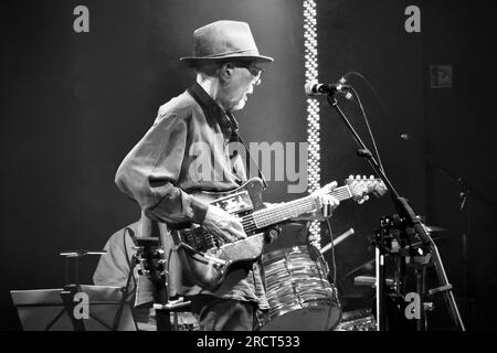 Rod Clements, dargestellt als die legendären Folk-Rocker Lindisfarne vor einer ausverkauften Menschenmenge in Stockton-on-Tees, Großbritannien, auftreten. Ich Danke James Hind/Alamy. Stockfoto