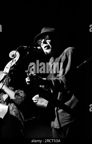 Rod Clements, dargestellt als die legendären Folk-Rocker Lindisfarne vor einer ausverkauften Menschenmenge in Stockton-on-Tees, Großbritannien, auftreten. Ich Danke James Hind/Alamy. Stockfoto