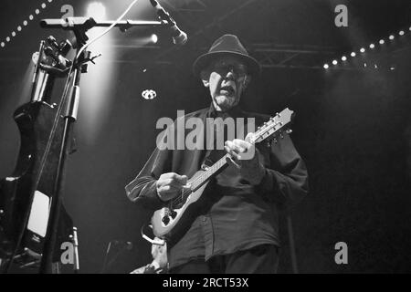 Rod Clements, dargestellt als die legendären Folk-Rocker Lindisfarne vor einer ausverkauften Menschenmenge in Stockton-on-Tees, Großbritannien, auftreten. Ich Danke James Hind/Alamy. Stockfoto