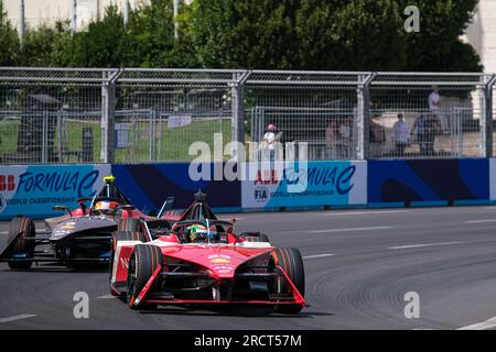 Rom, Italien. 16. Juli 2023. Sacha Fenestraz aus Frankreich und Nissan Formel E Team (R) und Roberto Merhi aus Spanien und Mahindra Racing (L) auf der Rennstrecke während der ABB FIA Formel E Weltmeisterschaft – Hankook Rome E-Prix Runde 14 in 2023. Kredit: SOPA Images Limited/Alamy Live News Stockfoto